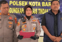 Kapolsek Kota Baru, Kompol Helrawaty Siregar, saat ekspose kasus karyawan melarikan motor bos, di Mapolsek Kota Baru, Kota Jambi, Rabu (22/7/2026). 