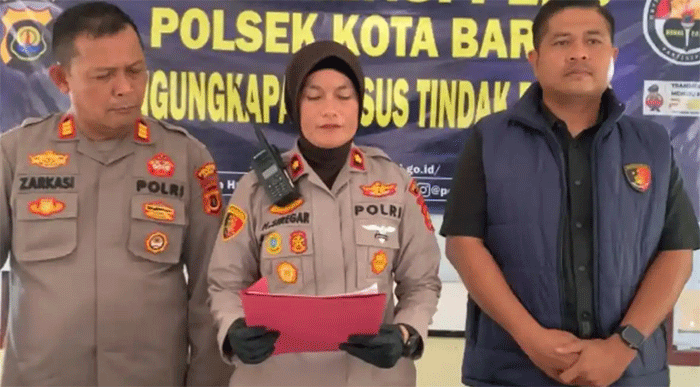 Kapolsek Kota Baru, Kompol Helrawaty Siregar, saat ekspose kasus karyawan melarikan motor bos, di Mapolsek Kota Baru, Kota Jambi, Rabu (22/7/2026). 