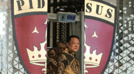 Jaksa Agung Muda Tindak Pidana Khusus (Jampidsus) Kejaksaan Agung Febrie Adriansyah keluar dari ruangan untuk menyampaikan keterangan saat konferensi pers di Kejaksaan Agung, Jakarta, Jumat (10/7/2026). Foto: Asprilla Dwi Adha/ANTARA FOTO
