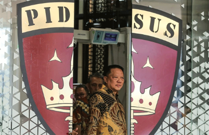 Jaksa Agung Muda Tindak Pidana Khusus (Jampidsus) Kejaksaan Agung Febrie Adriansyah keluar dari ruangan untuk menyampaikan keterangan saat konferensi pers di Kejaksaan Agung, Jakarta, Jumat (10/7/2026). Foto: Asprilla Dwi Adha/ANTARA FOTO