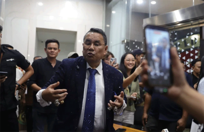Hotman Paris usai memberikan keterangan kepada wartawan di Gedung Jampidsus Kejagung, Jakarta, Jumat (17/7/2026). Foto: Jamal Ramadhan/kumparan