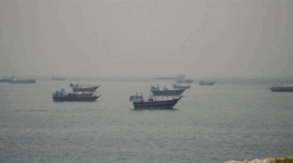 Kapal-kapal berlabuh di Selat Hormuz , seperti terlihat dari Musandam, Oman, 11 Juni 2026. Foto: REUTERS/Stringer