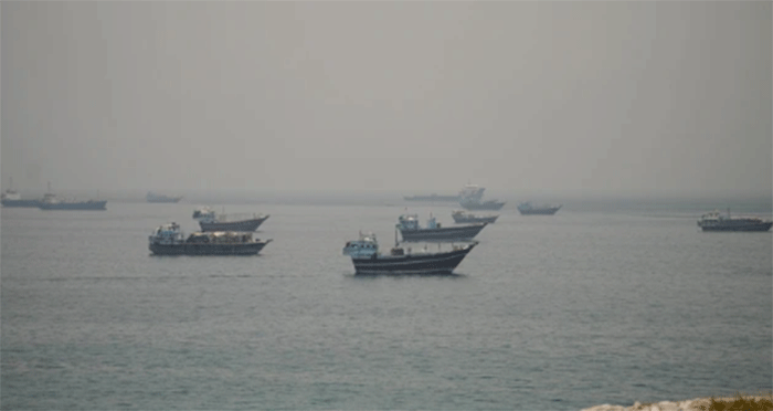 Kapal-kapal berlabuh di Selat Hormuz , seperti terlihat dari Musandam, Oman, 11 Juni 2026. Foto: REUTERS/Stringer