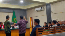 Direktur Utama PDAM Tirta Mayang Kota Jambi, Dwike Riantara, menjadi saksi kasus korupsi pengadaan bahan kimia penjernih air jenis Sucolite LA24HZ periode 2021-2023, di Pengadilan Tindak Pidana Korupsi Jambi, Kamis (23/7/2026), 