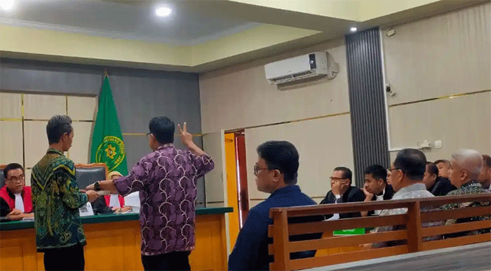 Direktur Utama PDAM Tirta Mayang Kota Jambi, Dwike Riantara, menjadi saksi kasus korupsi pengadaan bahan kimia penjernih air jenis Sucolite LA24HZ periode 2021-2023, di Pengadilan Tindak Pidana Korupsi Jambi, Kamis (23/7/2026), 