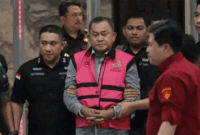 Mantan Wakil Kepala Badan Gizi Nasional (BGN) Lodewyk Pusung mengenakan rompi tahanan usai menjalani pemeriksaan di Kejaksaan Agung, Jakarta, Rabu (3/6/2026). Foto: Jamal Ramadhan/kumparan