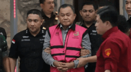 Mantan Wakil Kepala Badan Gizi Nasional (BGN) Lodewyk Pusung mengenakan rompi tahanan usai menjalani pemeriksaan di Kejaksaan Agung, Jakarta, Rabu (3/6/2026). Foto: Jamal Ramadhan/kumparan