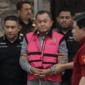 Mantan Wakil Kepala Badan Gizi Nasional (BGN) Lodewyk Pusung mengenakan rompi tahanan usai menjalani pemeriksaan di Kejaksaan Agung, Jakarta, Rabu (3/6/2026). Foto: Jamal Ramadhan/kumparan