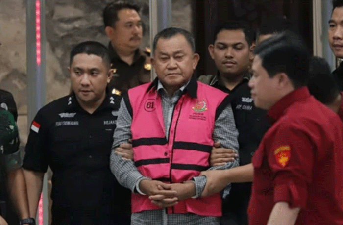 Mantan Wakil Kepala Badan Gizi Nasional (BGN) Lodewyk Pusung mengenakan rompi tahanan usai menjalani pemeriksaan di Kejaksaan Agung, Jakarta, Rabu (3/6/2026). Foto: Jamal Ramadhan/kumparan