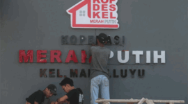 Pekerja menyelesaikan pembangunan gerai Koperasi Kelurahan Merah Putih Margaluyu di area pasar yang mangkrak di Kota Serang, Banten, Jumat (17/4/2026). Foto: ANTARA FOTO/Angga Budhiyanto