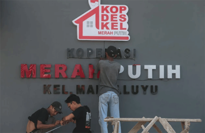 Pekerja menyelesaikan pembangunan gerai Koperasi Kelurahan Merah Putih Margaluyu di area pasar yang mangkrak di Kota Serang, Banten, Jumat (17/4/2026). Foto: ANTARA FOTO/Angga Budhiyanto