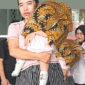 Femi (27) memeluk anak kandung perempuannya yang berusia delapan bulan di Mapolda Jambi, Rabu (29/7/2026). Sang bayi bisa kembali setelah dijual ayah kandungnya, Tedi (27). (TRIBUN JAMBI/RIFANI HALIM) 