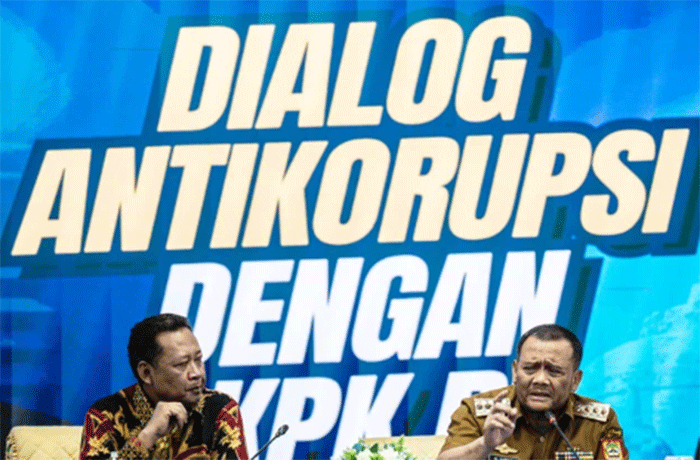 Gubernur Jawa Tengah Ahmad Luthfi (kanan) disaksikan Wakil Ketua KPK Fitroh Rohcahyanto (kiri) berbicara dalam acara dialog antikorupsi antara KPK dengan Pemprov Jawa Tengah di Semarang, Jawa Tengah, Senin (30/3/2026). Foto: Aprillio Akbar/ANTARA FOTO