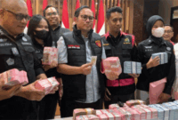 Kejati Jatim menetapkan tersangka terhadap Kepala Bidang Geologi dan Air Tanah Dinas ESDM Jawa Timur, Ertika Dinawati, Selasa (28/7/2026). Foto: Farusma Okta Verdian/kumparan
