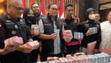 Kejati Jatim menetapkan tersangka terhadap Kepala Bidang Geologi dan Air Tanah Dinas ESDM Jawa Timur, Ertika Dinawati, Selasa (28/7/2026). Foto: Farusma Okta Verdian/kumparan