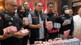 Kejati Jatim menetapkan tersangka terhadap Kepala Bidang Geologi dan Air Tanah Dinas ESDM Jawa Timur, Ertika Dinawati, Selasa (28/7/2026). Foto: Farusma Okta Verdian/kumparan