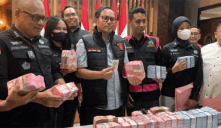Kejati Jatim menetapkan tersangka terhadap Kepala Bidang Geologi dan Air Tanah Dinas ESDM Jawa Timur, Ertika Dinawati, Selasa (28/7/2026). Foto: Farusma Okta Verdian/kumparan