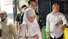 Bupati Gowa Sitti Husniah Talenrang diperiksa polisi dalam kasus dugaan tindak pidana korupsi pengadaan seragam sekolah sebesar Rp 16 miliar.  Foto: Dok. Istimewa