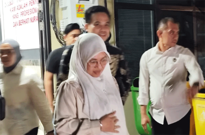 Bupati Gowa Sitti Husniah Talenrang diperiksa polisi dalam kasus dugaan tindak pidana korupsi pengadaan seragam sekolah sebesar Rp 16 miliar.  Foto: Dok. Istimewa