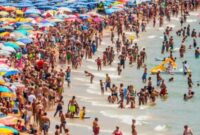 Spanyol Dilanda panas ekstrem warganya padat pantai  sedikitnya 1.000 orang dinyatakan meninggal 