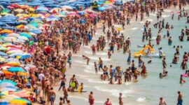 Spanyol Dilanda panas ekstrem warganya padat pantai  sedikitnya 1.000 orang dinyatakan meninggal 