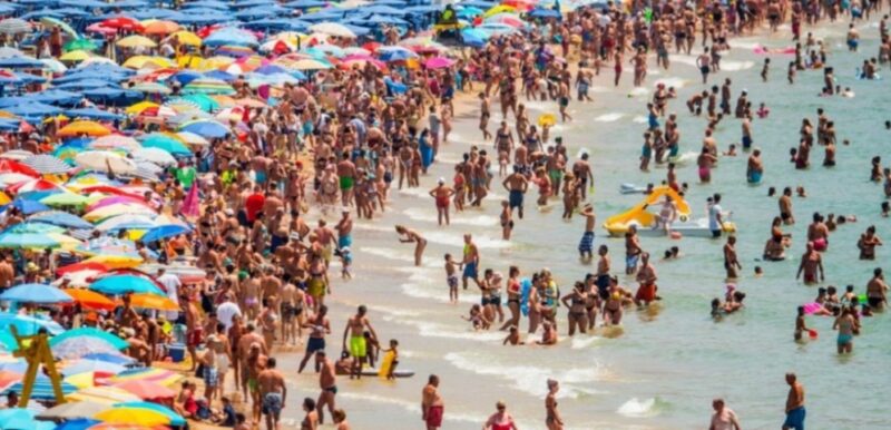 Spanyol Dilanda panas ekstrem warganya padat pantai  sedikitnya 1.000 orang dinyatakan meninggal 