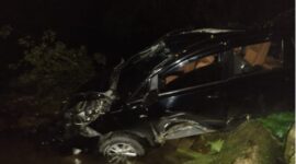 Kondisi mobil bini bus, yang terpelosok kedalaman.jurang kedalaman 5 meter dikuas jalan Nasional  di KM 25 Perbatasan Saungai Penuh 'Tapan 
