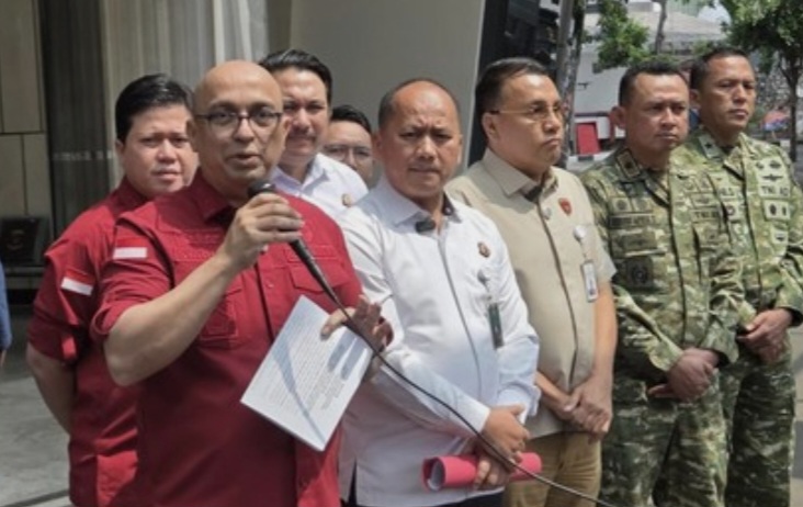 Tiga tersangka masing-masing berinisial IS, perwakilan PT PMM, GP selaku Kepala Unit Pelayanan Pangkalpinang PT Sucofindo, serta JK yang menjabat Kepala Kantor Pelayanan dan Pengawasan Bea dan Cukai Tipe C Pangkalpinang.