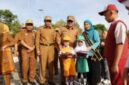 Secara simbolis, bantuan seragam sekolah diserahkan langsung oleh Wali Kota Sungai Penuh Alfin bersama Wawako Azhar Gamzah didampingi Bunda Pendidikan Anak Usia Dini (PAUD) Kota Sungai Penuh, Ny. Sri Kartini Alfin, NS., kepada perwakilan siswa dibeberapa sekolah.
