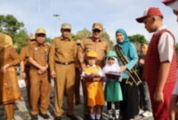 Secara simbolis, bantuan seragam sekolah diserahkan langsung oleh Wali Kota Sungai Penuh Alfin bersama Wawako Azhar Gamzah didampingi Bunda Pendidikan Anak Usia Dini (PAUD) Kota Sungai Penuh, Ny. Sri Kartini Alfin, NS., kepada perwakilan siswa dibeberapa sekolah.