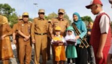 Secara simbolis, bantuan seragam sekolah diserahkan langsung oleh Wali Kota Sungai Penuh Alfin bersama Wawako Azhar Gamzah didampingi Bunda Pendidikan Anak Usia Dini (PAUD) Kota Sungai Penuh, Ny. Sri Kartini Alfin, NS., kepada perwakilan siswa dibeberapa sekolah.
