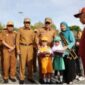 Secara simbolis, bantuan seragam sekolah diserahkan langsung oleh Wali Kota Sungai Penuh Alfin bersama Wawako Azhar Gamzah didampingi Bunda Pendidikan Anak Usia Dini (PAUD) Kota Sungai Penuh, Ny. Sri Kartini Alfin, NS., kepada perwakilan siswa dibeberapa sekolah.