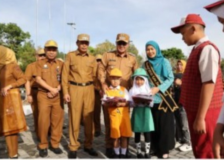 Secara simbolis, bantuan seragam sekolah diserahkan langsung oleh Wali Kota Sungai Penuh Alfin bersama Wawako Azhar Gamzah didampingi Bunda Pendidikan Anak Usia Dini (PAUD) Kota Sungai Penuh, Ny. Sri Kartini Alfin, NS., kepada perwakilan siswa dibeberapa sekolah.