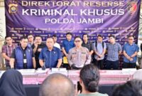Direktur Reserse Kriminal Khusus Polda Jambi, Kombes Pol Taufik Nurmandia, jelaskan Jaringan pembobol Bank Jambi 