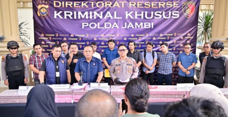 Direktur Reserse Kriminal Khusus Polda Jambi, Kombes Pol Taufik Nurmandia, jelaskan Jaringan pembobol Bank Jambi 