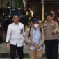 Bupati Lombok Barat Lalu Ahmad Zaini diiringi KPK.