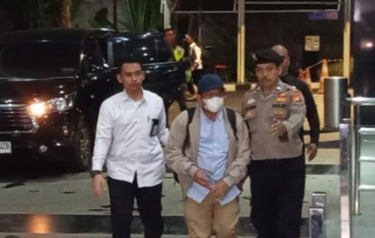 Bupati Lombok Barat Lalu Ahmad Zaini diiringi KPK.
