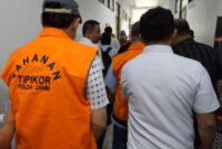 Tiga tersangka kasus dugaan korupsi disdik Jambi Dilimpahkan ke kejaksaan.