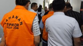 Tiga tersangka kasus dugaan korupsi disdik Jambi Dilimpahkan ke kejaksaan.
