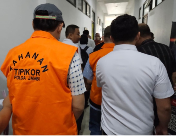 Tiga tersangka kasus dugaan korupsi disdik Jambi Dilimpahkan ke kejaksaan.