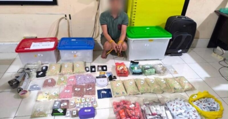 Barang Bukti Ribuan Pil Ekstesi Dan Jenis Barkoba Polda Riau.