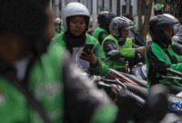 Foto: Pengemudi ojek online (ojol) menunggu orderan penumpang di kawasan Stasiun Palmerah, Jakarta, Senin (4/5/2026). (CNBC Indonesia/Faisal Rahman)