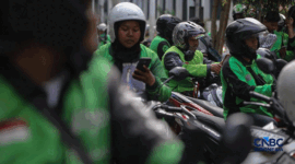 Foto: Pengemudi ojek online (ojol) menunggu orderan penumpang di kawasan Stasiun Palmerah, Jakarta, Senin (4/5/2026). (CNBC Indonesia/Faisal Rahman)