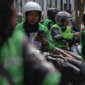 Foto: Pengemudi ojek online (ojol) menunggu orderan penumpang di kawasan Stasiun Palmerah, Jakarta, Senin (4/5/2026). (CNBC Indonesia/Faisal Rahman)