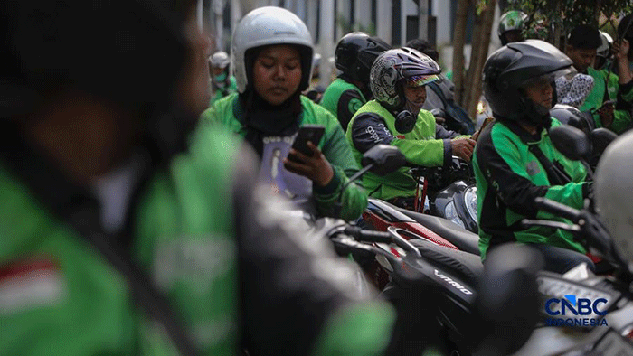Foto: Pengemudi ojek online (ojol) menunggu orderan penumpang di kawasan Stasiun Palmerah, Jakarta, Senin (4/5/2026). (CNBC Indonesia/Faisal Rahman)