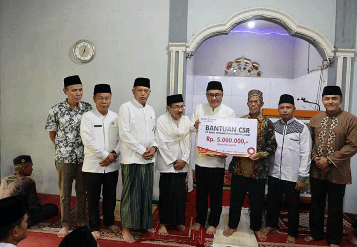 Wali Kota Sungai Penuh Alfin bersama Wakil Wali Kota Azhar Hamzah menggelar Safari Jumat di Masjid Tawakkal, Desa Sungai Ning. Pemkot juga menyerahkan bantuan CSR Bank 9 Jambi sebesar Rp5 juta untuk pembangunan masjid.
