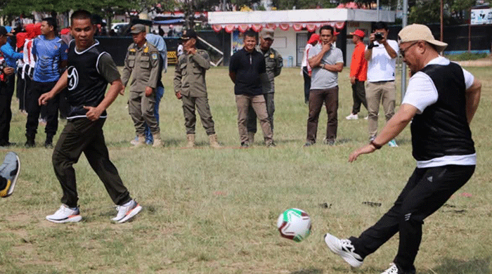 Wali Kota Sungai Penuh Alfin ikut laga sepak bola bersama Sekda Alpian