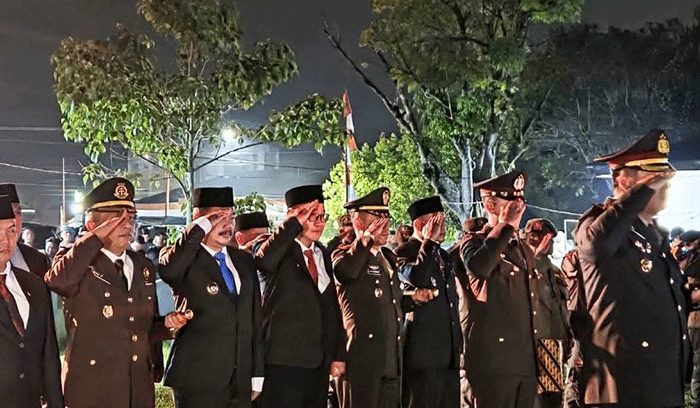 Pemkot Sungai Penuh dan Pemkab Kerinci menggelar Apel Kehormatan dan Renungan Suci di TMP Bhakti Semumu untuk memperingati HUT ke-81 RI.