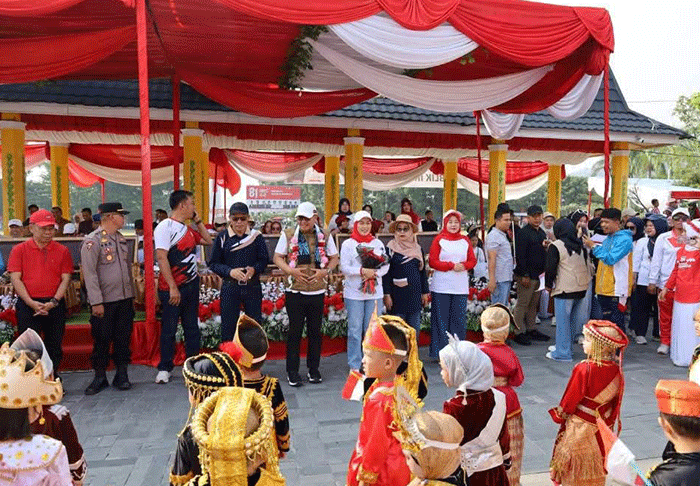 Pawai Pembangunan, Pawai Budaya, dan Lomba Barisan Indah meriahkan HUT RI ke-81 di Kota Sungai Penuh dengan ribuan peserta.