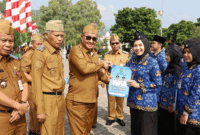 Wali Kota Sungai Penuh Alfin, SH menyerahkan SK secara simbolis kepada perwakilan PNS